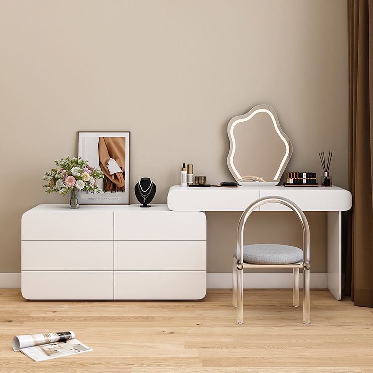 Eigentijdse heldere witte slaapkamer houten verlichte spiegel make-up ijdelheid