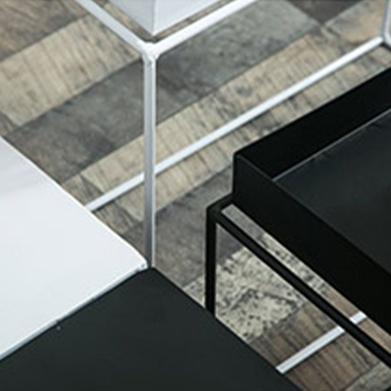 Mesa de metal de la mesa de esquina negra de mediados del siglo