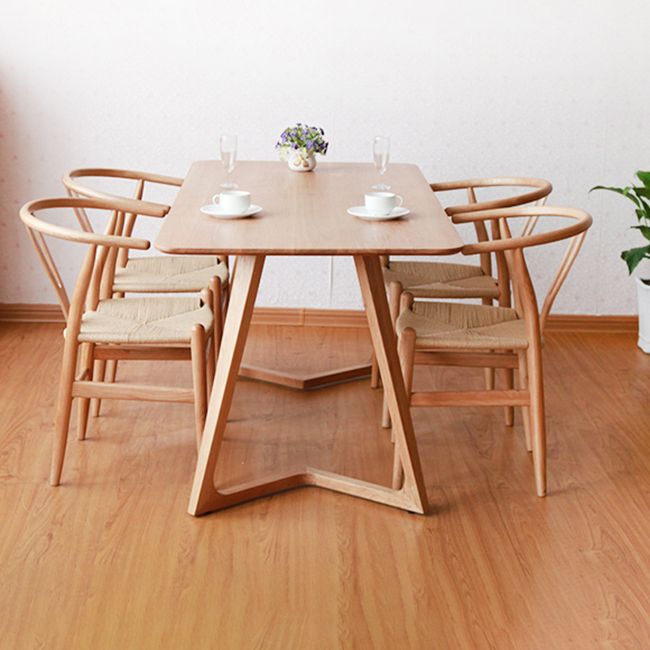 Silla de respaldo moderna de reposabrazos con patas de madera para el comedor