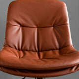 Sgabelli da bar per gambe metalliche contemporanee in pelle finta.