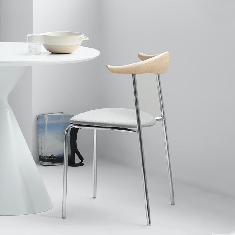 Moderne stijl gestoffeerde armloze stoel lederen eetkamerstoel met metalen basis