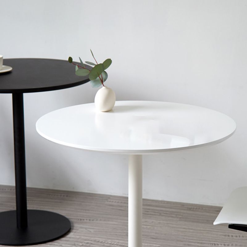 Table d'appoint supérieur rond en métal du milieu du siècle