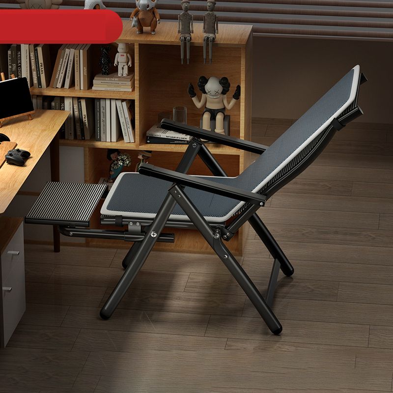 Chaise inclinable moderne noire avec des jambes en métal et des bras et un verrouillage de position