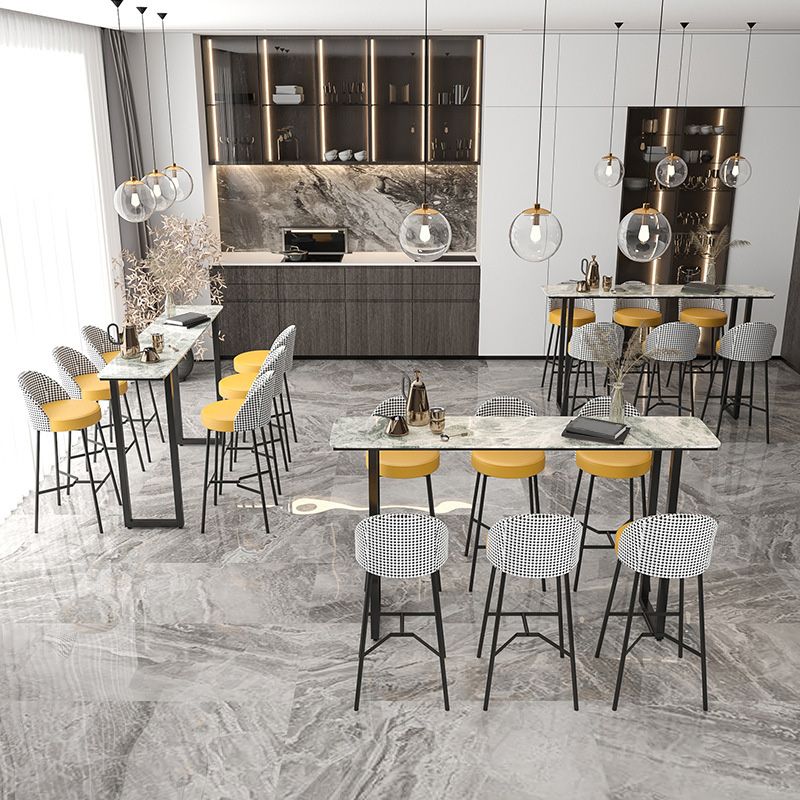 Tavolo da pub da bistrot in stile industriale con piano in pietra per uso nel patio