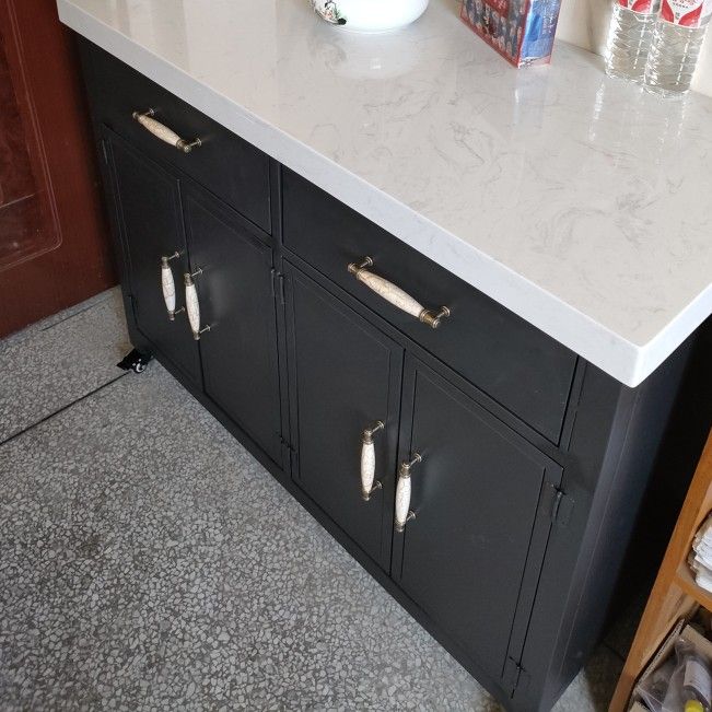 Tanno di cucina rettangolare con sala da pranzo per la sala da pranzo.