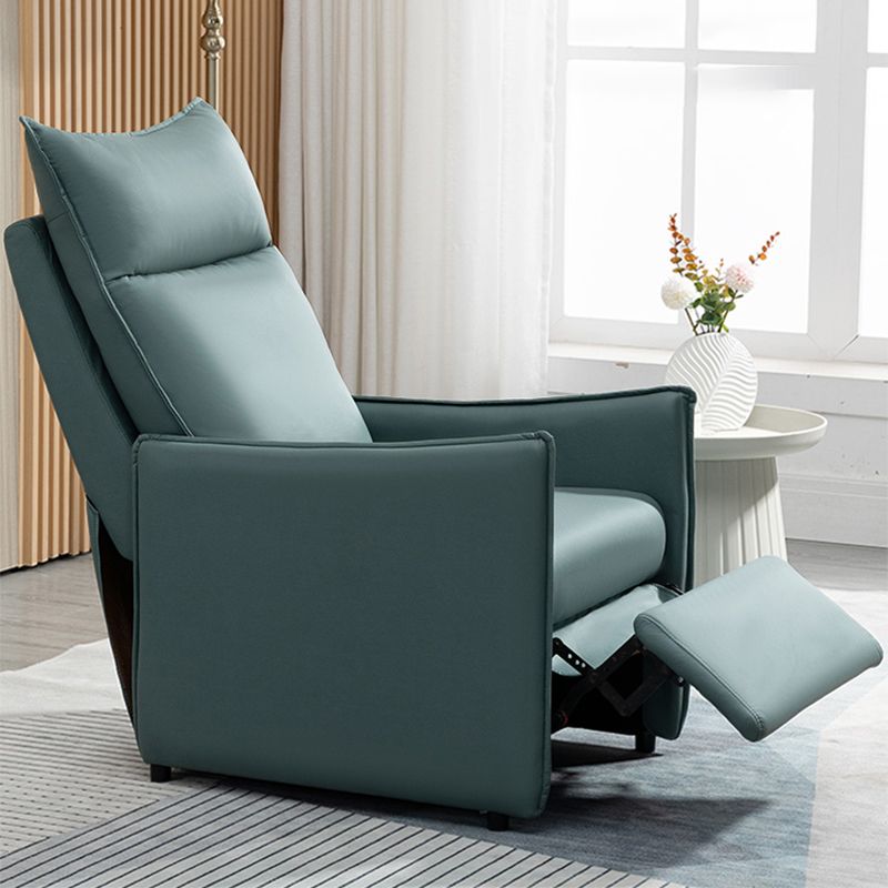 Posizionamento della poltrona a serio in pelle in pelle con finta reclinabile