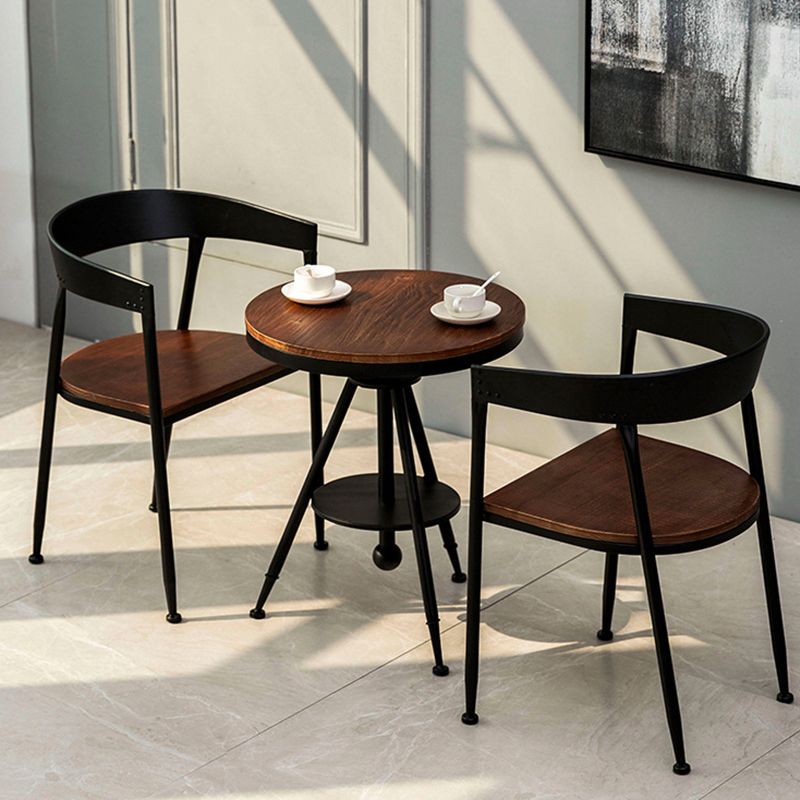 Silla de comedor de metal tradicional junto a la parte posterior de la espalda silla negra y marrón