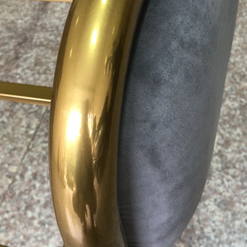 43,3 "graues gepolstertes Bett mit Kopfteil mit niedrigem Metallbett mit Kopfteil.