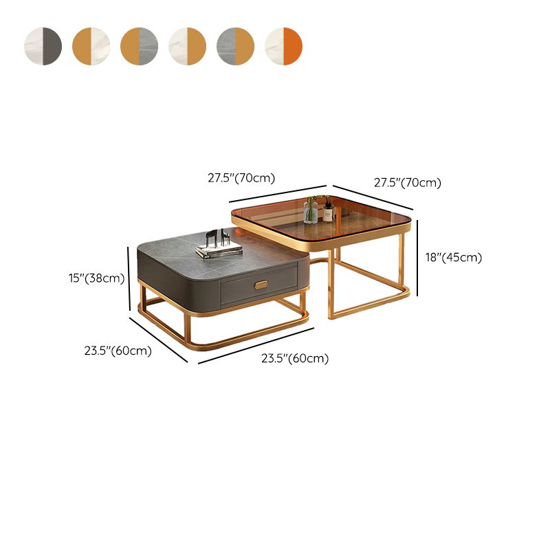 Moderne salontafel met glazen blad en vierkante nestbare salontafelset