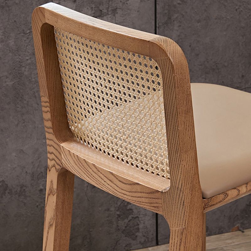 フットレスト付きのソリッドウッドダイニングスツールフェイクレザーバースツール