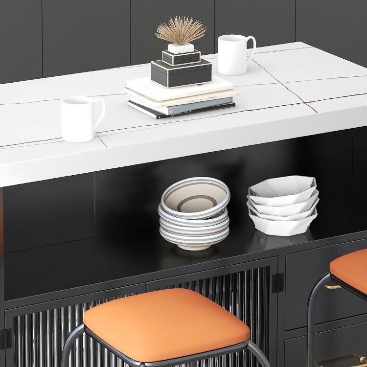 Table de l'îlot de cuisine à la maison