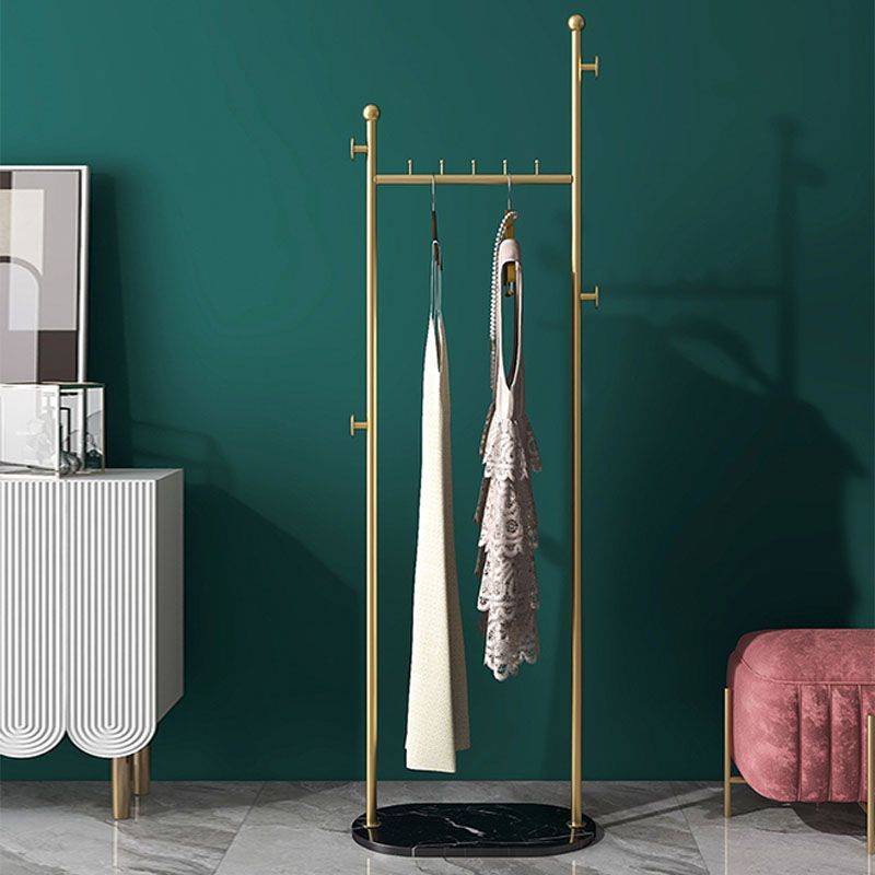 Ganci metallici della sala contemporanea non includevano un rivestimento per cappotti indipendenti