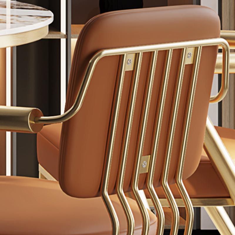 グラム布張りのダイニングアームチェアレザーレザーダイニングチェアと金色の脚