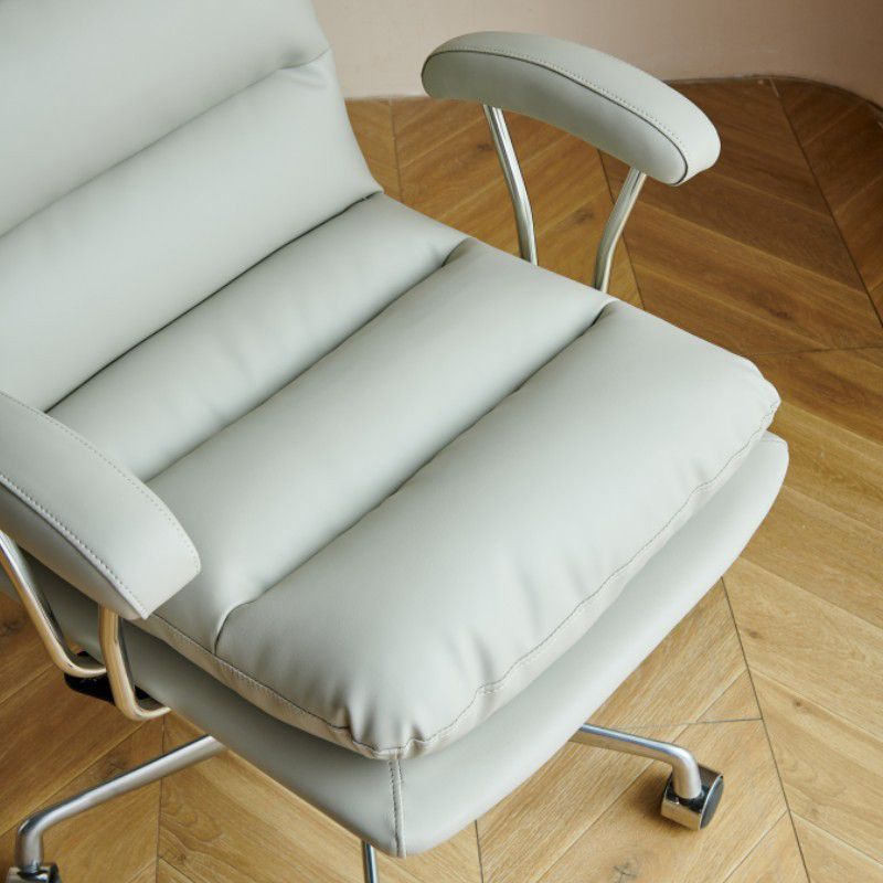 Silla de oficina de armas fija moderna Mecanismo de inclinación de cuero Silla de escritorio ergonómico