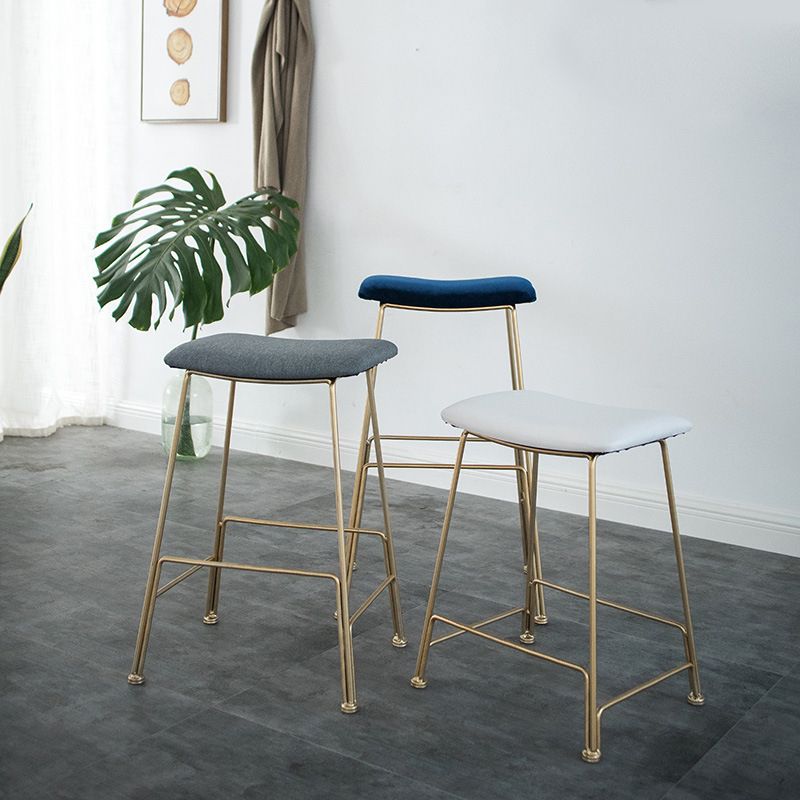 Glam Metallhocker gepolsterte Thekenhocker im matten Finish für Innenräume