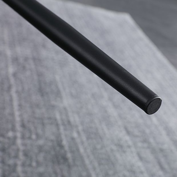 現代の傾斜したアームチェアマット仕上げレザーカーブドパーソンズチェア