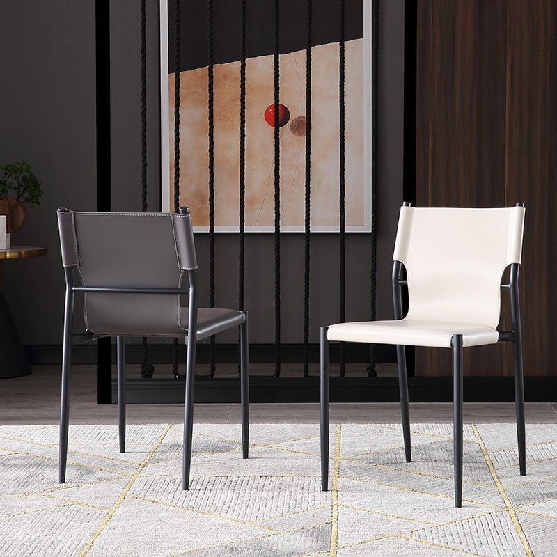 現代的なスタイルの革の椅子自宅で使用するための金属脚のあるアームレスサイドチェア