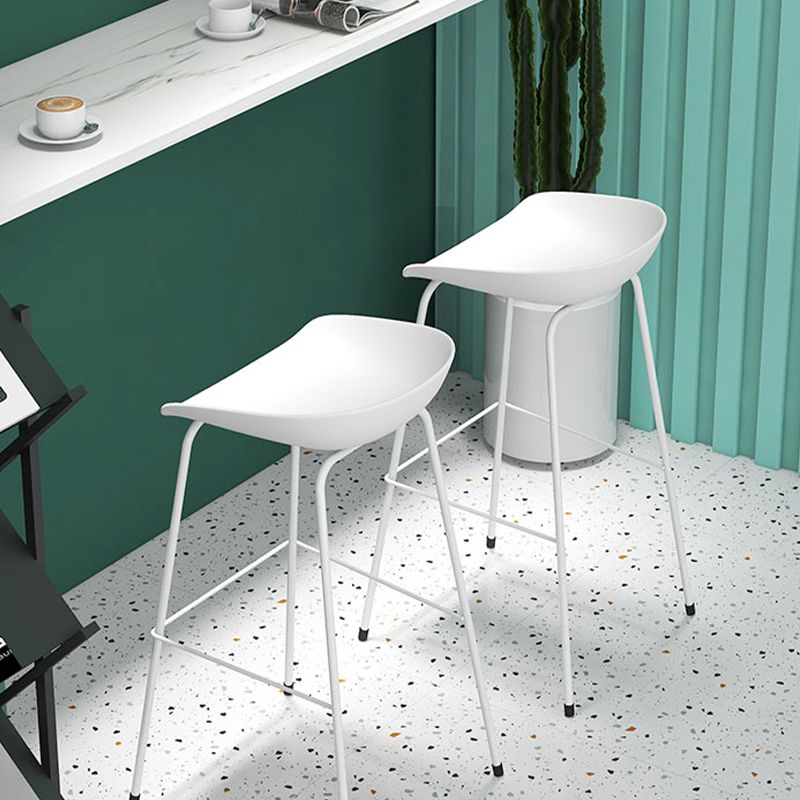 Eigentijdse woonkamer plastic lage rug barkruk met voetsteun