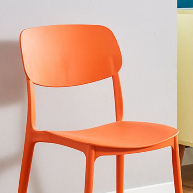 プラスチックの屋内屋外サイドチェアアームレススタック可能なダイニングチェア