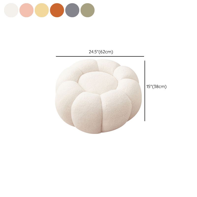 Eigentijdse papasan stoel met genaaid kussen terug en massief houten frame