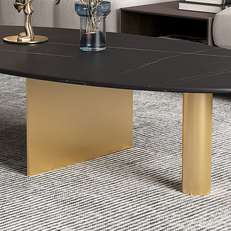 Glamouröser Couchtisch mit ovaler Steinplatte und Cocktailtisch mit 3 Beinen aus Metall