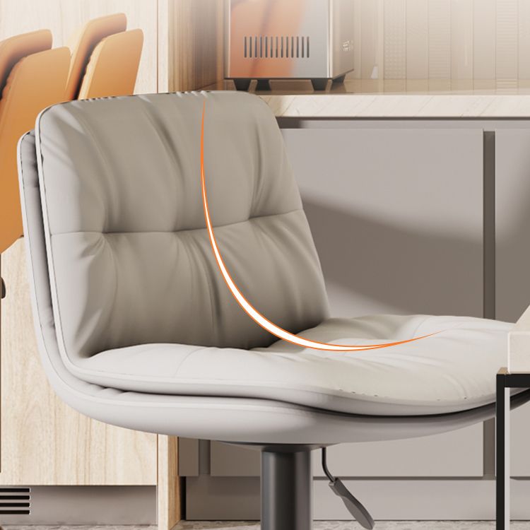 Sgabello da bar in pelle di altezza regolabile scandinava