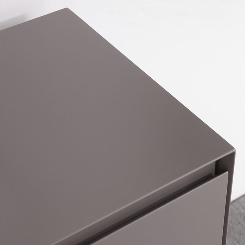 鏡と引き出しを備えた灰色の木製の虚栄心の虚栄心