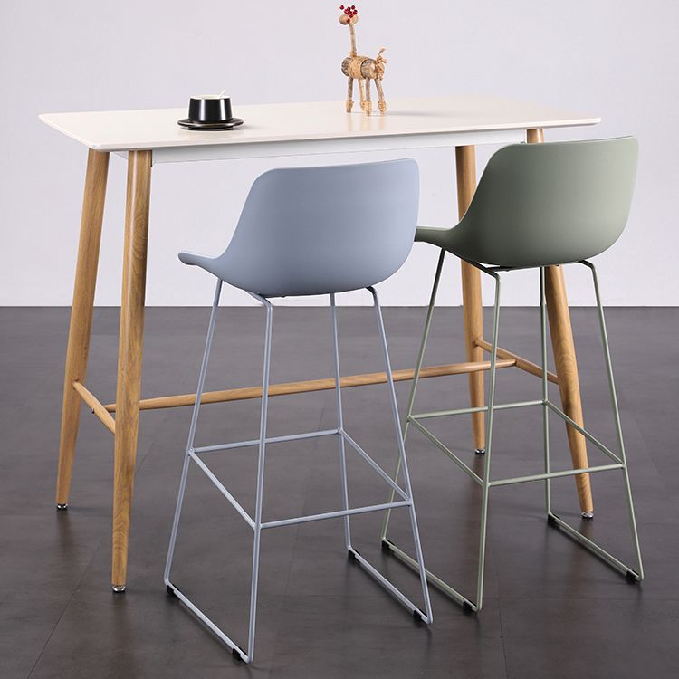 Taburete de barra sin brazo de plástico de plástico contemporáneo con base de metal