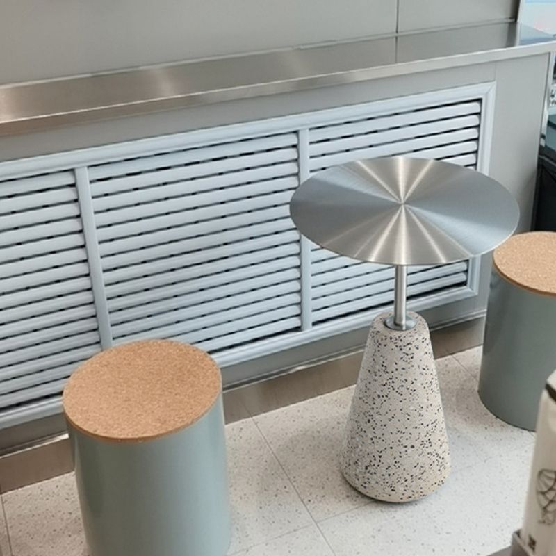 中世のモダンスタイルの丸い金属テーブルと石の台座ベースサイドテーブル