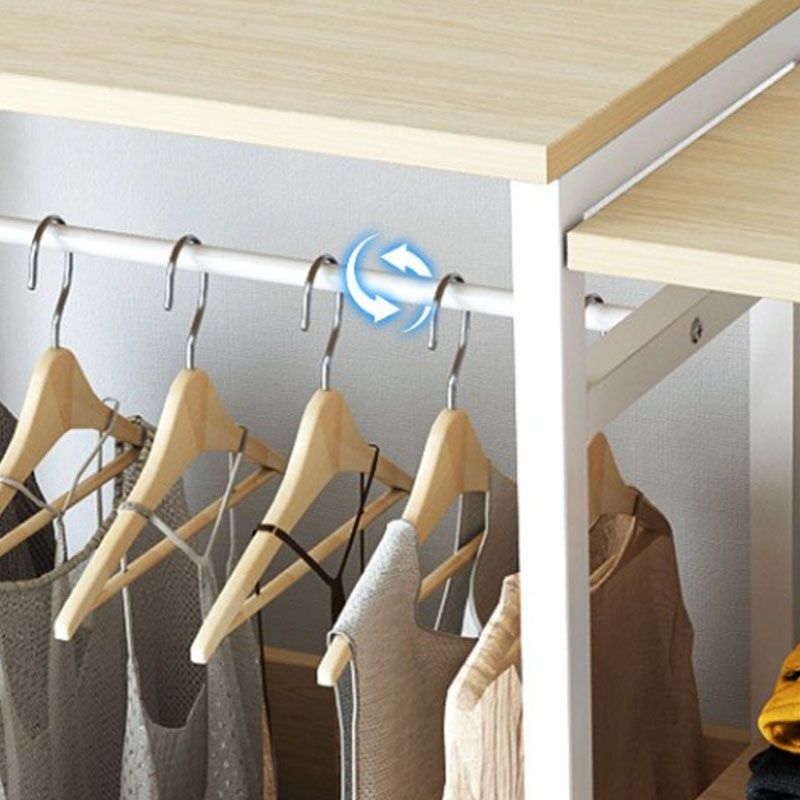 Rack de manteaux en bois blanc.