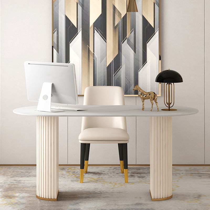 現代のオフィスデスクは、オフィス用の楕円形のラップトップテーブルをミラーリングしています