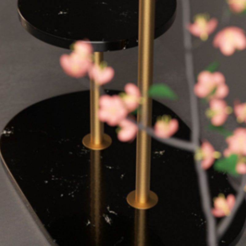 Lujosa rejilla de pelaje de capa de pie de pie de metal con fondo de mármol