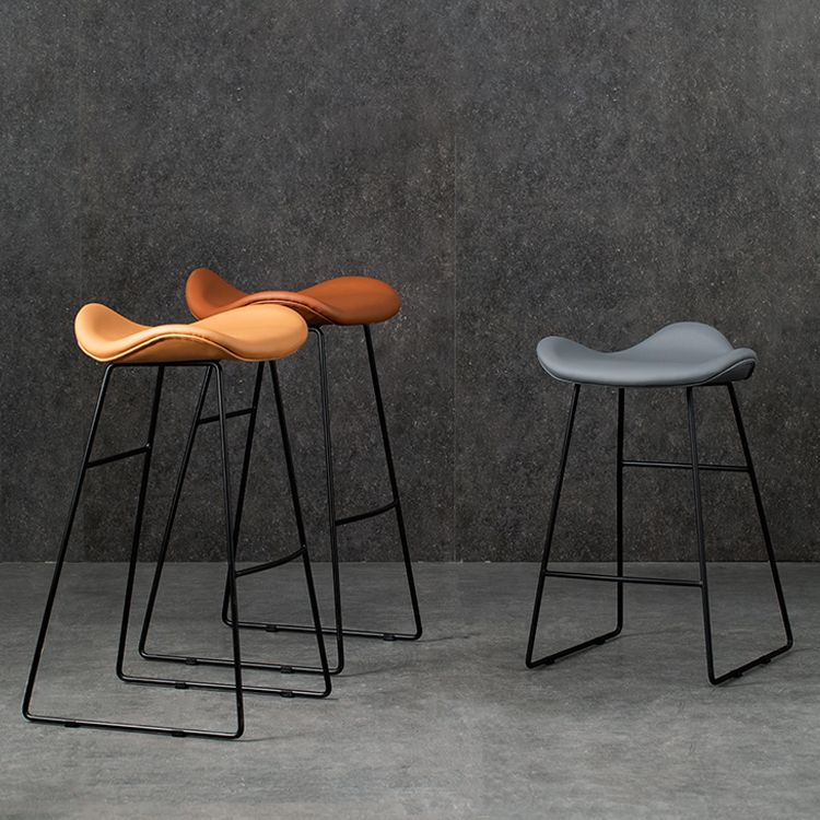 Black Iron Backless Quilted Barstool Industrial Indoor Tall Stool with Leather Seat Clearhalo 'Bar Furniture' 'Bar Stools' 'bar_stools' 'furniture_bar_stools' 'Kitchen & Dining Furniture' 'kitchen&dining_furn' 'kitchen' 'kitchen_furn' Furniture' 1200x1200_24d8c090-7448-4c38-a897-6dbe71cfcdde
