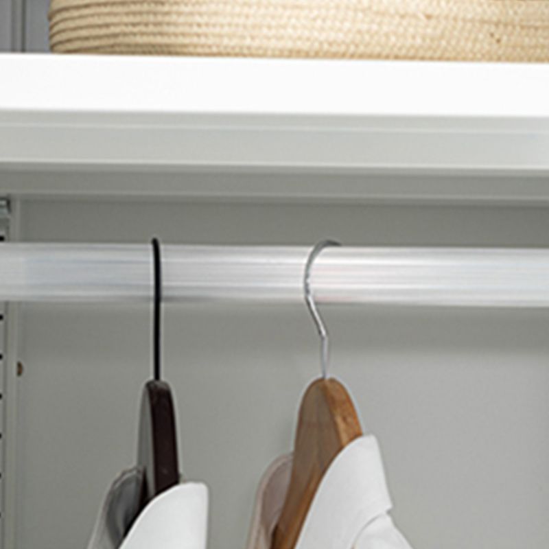 Mat afwerkingskast met kledingstaaf Eigentijdse metalen opbergkast met scharnierende deur