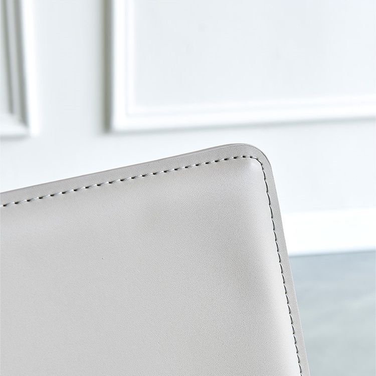 モダンなシンプルなサイドチェアフェイクレザー自宅で使用するためのカラフルなアームレスダイニングチェア