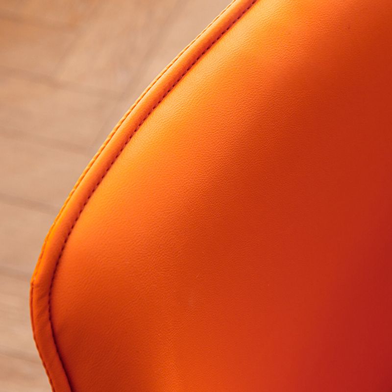 木製の脚のあるモダンなスタイルのアームチェア布張りダイニングチェア