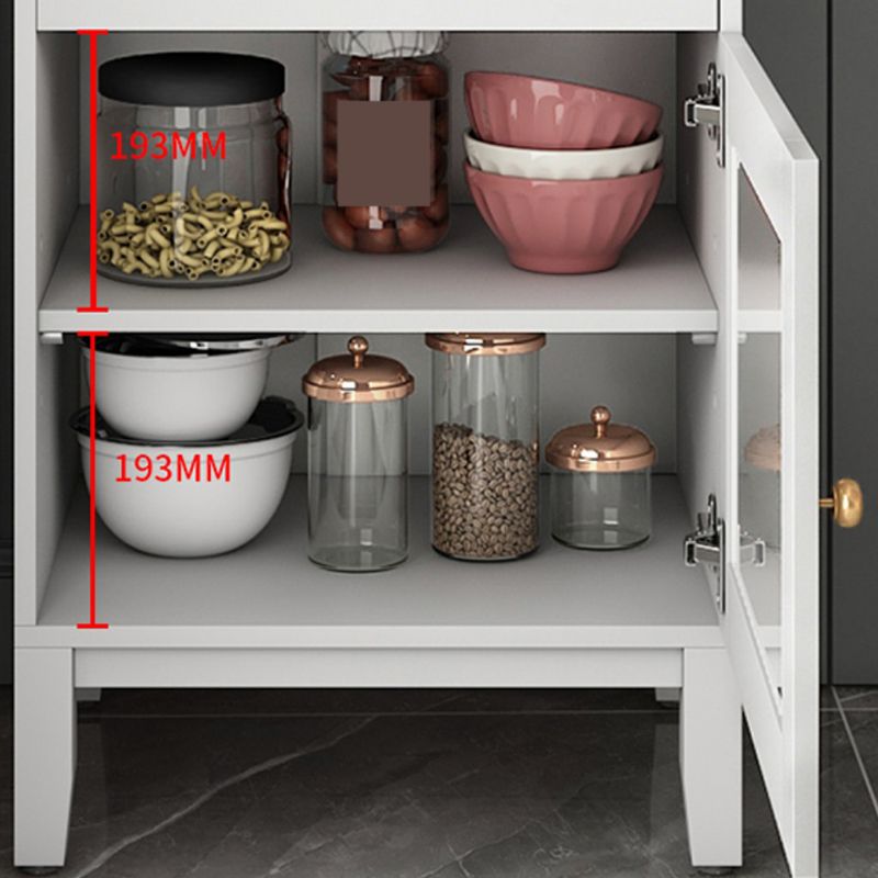 Scheda laterale in pietra a buffet da pranzo in stile glam con armadi e cassetti