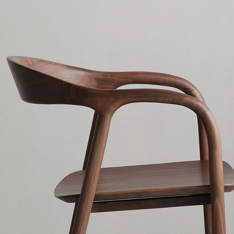 Sedia da pranzo a braccio posteriore in legno di noce interno contemporanea in marrone