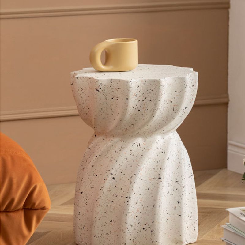 Zeitgenössischer geometrischer Akzent Seitentisch Marmor Gold Endtisch