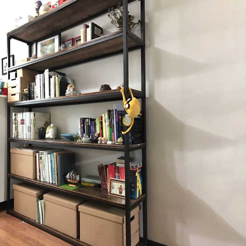 Libreria per mensole a casa aperta in metallo e legno contemporaneo con scaffali