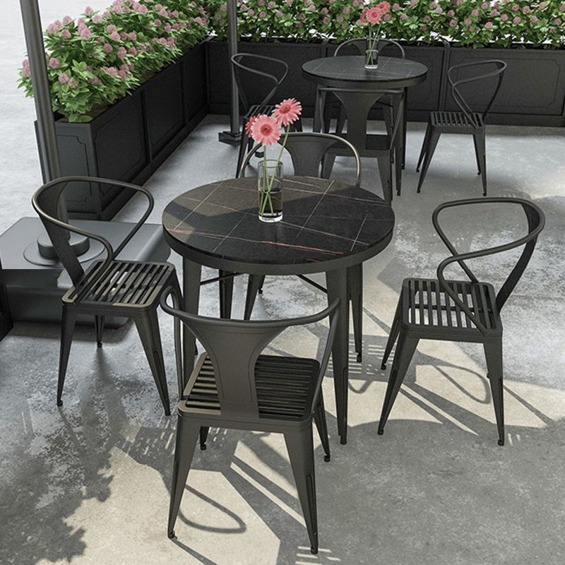 Table de tabouret de bar Glam Table de bar en pierre noire avec 4 pieds en métal
