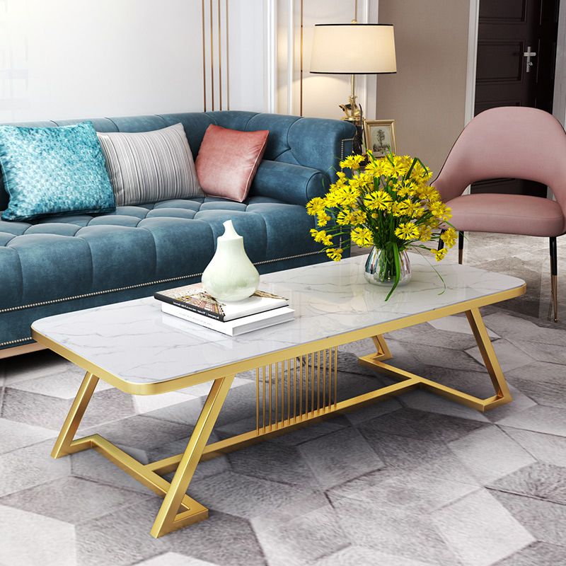 Tavolino in stile glam con base di cavalletto e top in marmo nel rettangolo