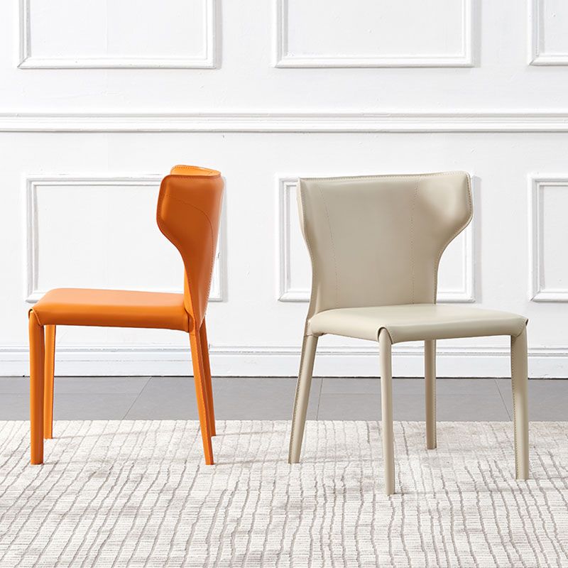 Zeitgenössischer Leder -Essstuhl Wingback -Seitenmöbel im matten Finish für Zuhause