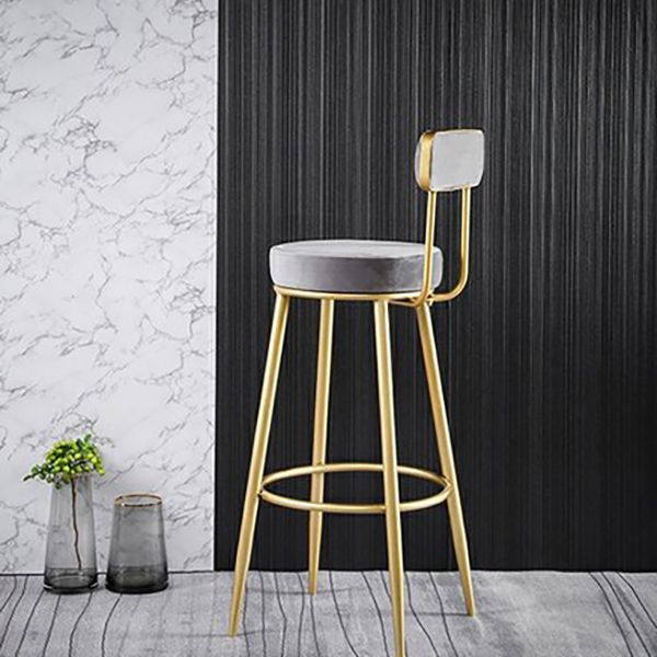 Taburete de bar de metal Glam con respaldo de tela y base dorada