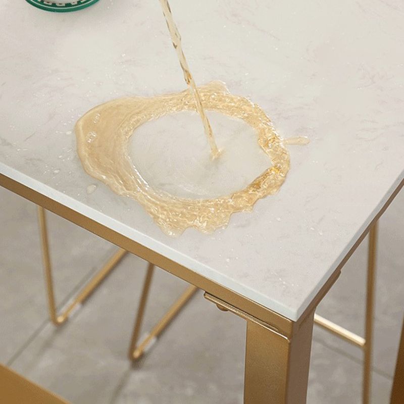 Moderner, barhoher Bistro-Bartisch mit Kunstmarmorplatte und goldenem Sockel