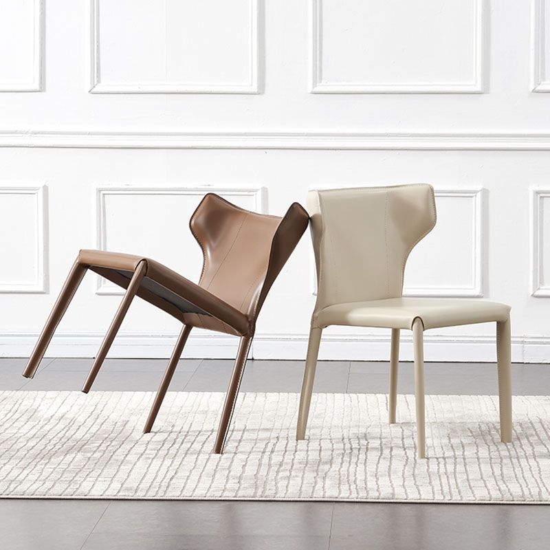 Zeitgenössischer Leder -Essstuhl Wingback -Seitenmöbel im matten Finish für Zuhause