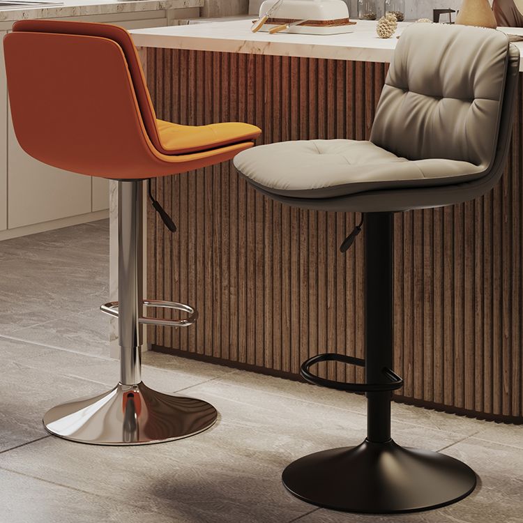 Sgabello da bar in pelle di altezza regolabile scandinava