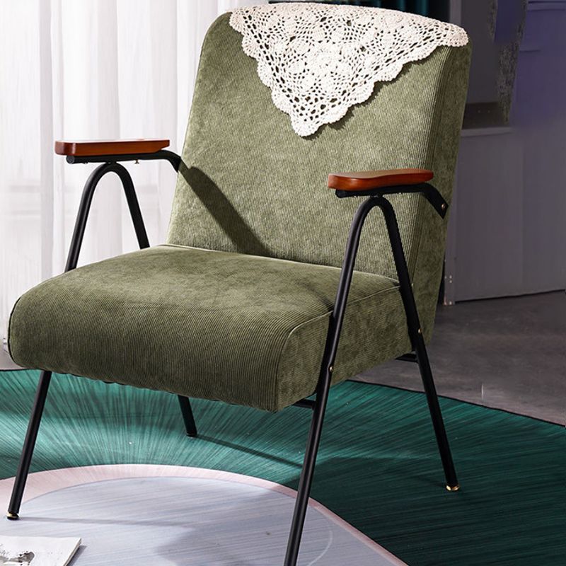 Poltrona di accento moderno di metà secolo in velluto a coste e metallo