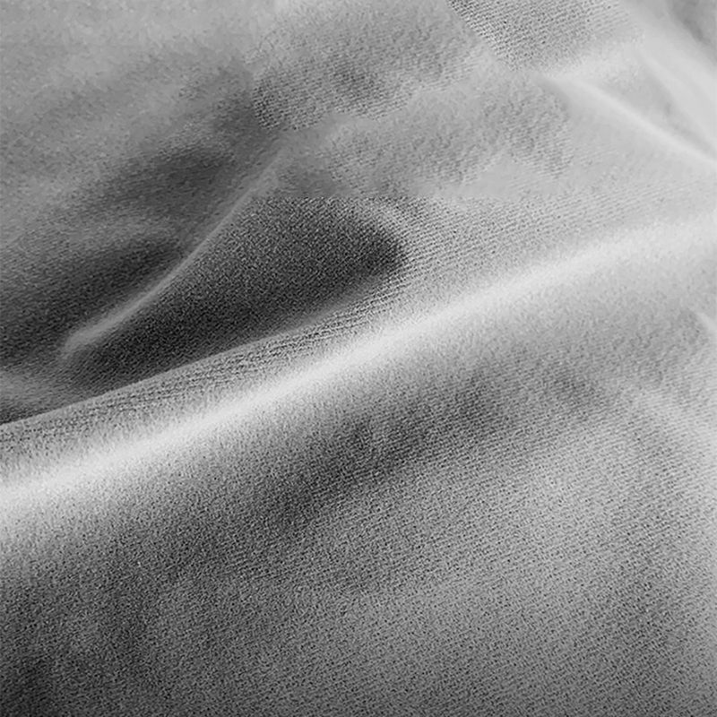 Canapé-gris léger scandinave vers le bas avec des bras et coussins encastrés