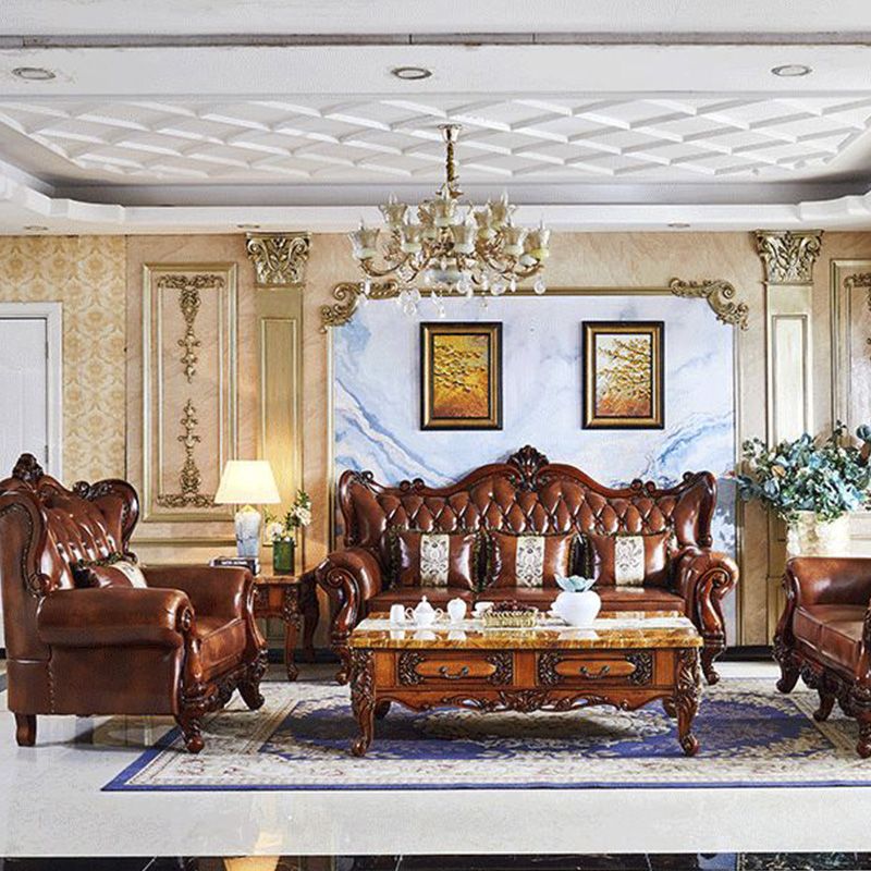 茶色の枕が付いた伝統的な房状のスプリットバック座席フレアアームソファ